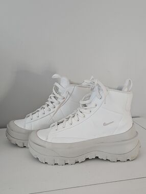 Nike Blazer Roam Mid winterized sneakers in the Summit Womans Size 9